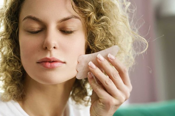 Comment utiliser un gua sha pour un résultat efficace ?