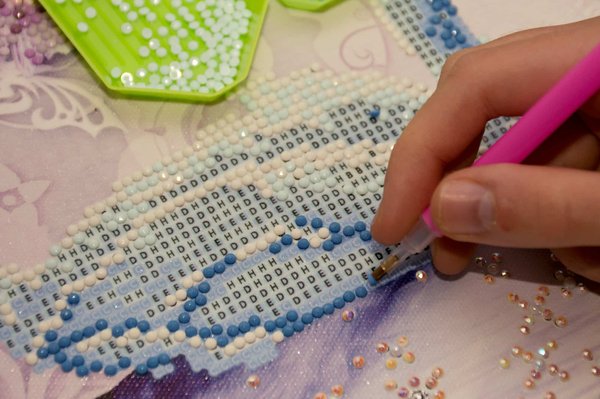 L'art étincelant du diamond painting : tout ce que vous devez savoir